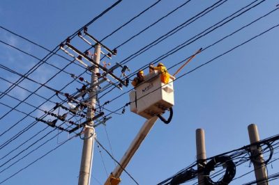 为李雅庄村新增的200千伏安变压器接火送电