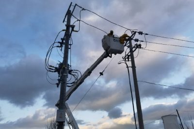 带电断接引流线 推进政府工程建设