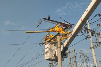 在10千伏战家线4号杆进行带电接火