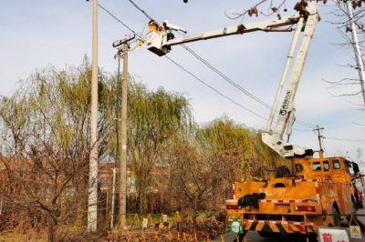 对10千伏魏东一线厨房设备加工厂新上200千伏安变压器实施带电接火