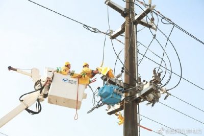 在10千伏东环2号线东关分支线1号杆开展带电切改负荷工作