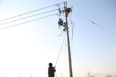 队10千伏青仓线部分老旧线路设施进行改造施工