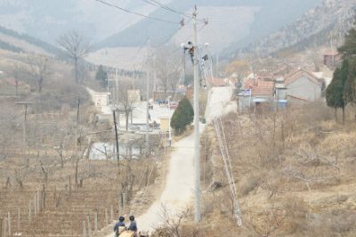 新增200千伏安变压器1台，新立15米电杆19基