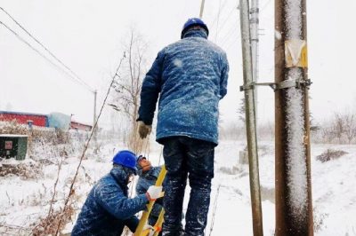 对莒县宋家桥线线路进行冒雪抢修
