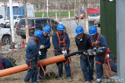 对范县110千伏义和站10千伏和10号Ⅰ、和11号Ⅱ金堤西线进行组塔架线工作