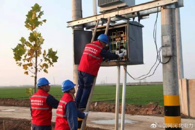 在隆尧县孟村9号等农业变压器台区开箱巡视设备