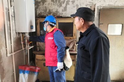 为“煤改电”用户开展线路隐患排查