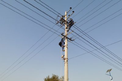 在新盐线进行线路检修