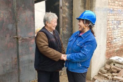 一边帮助检查室内用电线路，消除用电隐患