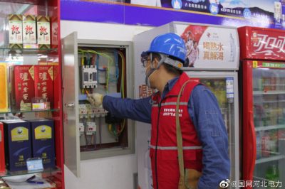 国网海兴县供电公司为村民检查供暖设备，确保设备运行正常