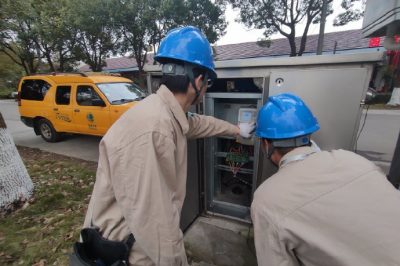 初始化集中器，对接线盒等地方的螺丝进行紧固