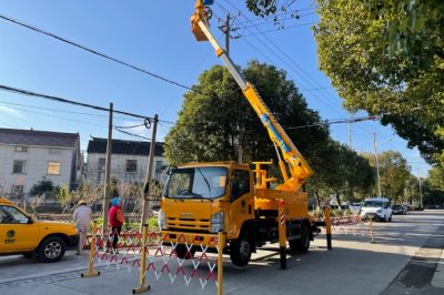 在金港镇110千伏后塍变123高桥线22号杆开展不停电搭接业扩工程