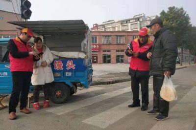 深入到街道各摊点、超市等处指导客户登录“网上国网”交纳电费