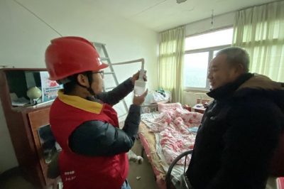 为山区孤寡老人、低保户检查家中用电线路，并现场讲解安全用电知识