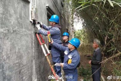 为贫困户更换家中老化电线和插座