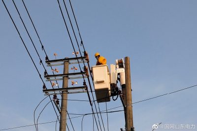 在10千伏前宋线42号杆带电接引流导线