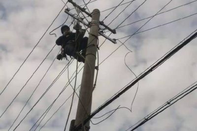 开展接户线、锈蚀表箱改造，努力增荷供电可靠性