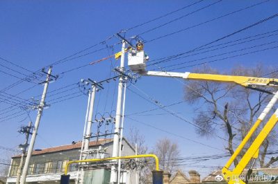 在10千伏柳南线高杨林南支线4号杆带电接引线