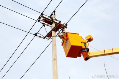 为10千伏邢王线白鹤观支线17号杆新上300千伏安春灌配变实施带电接火作业