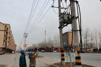 对配电变压器、柱上开关等线路设备进行特巡、测温