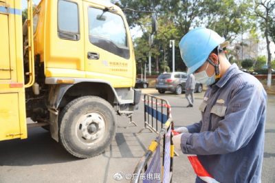 南方电网广东东莞供电局的保电人员全程护航，助力“两会”顺利召开