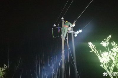 深夜货车失控撞断线路  供电员工冒雨抢修