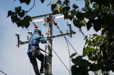 门农线化工支线11号杆进行线路迁改工作