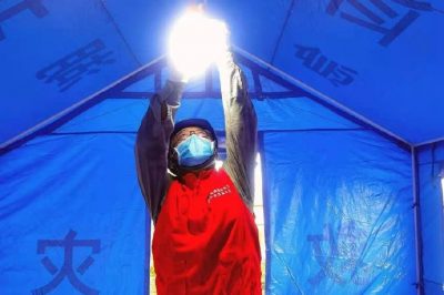 紧急防汛 汉江大堤架起30公里光明线