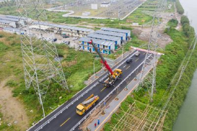 拆除废旧电力铁塔 便于市政工程建设