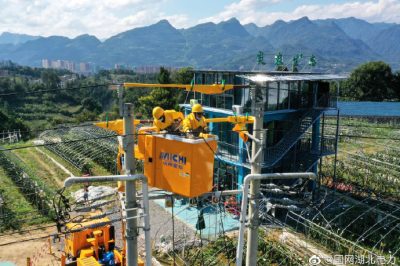 鹞子坪8组变台增容的变压器进行带电搭火作业