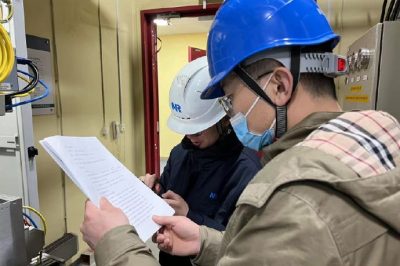 平换流站检修人员开展阀冷系统初步调试工作